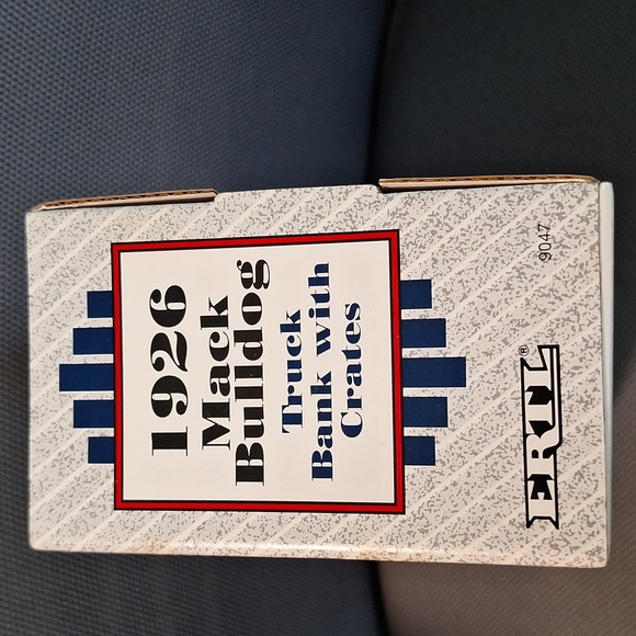 1926 Mack Bulldog Trunk Bank with Crates. 1/38 Scale Die-cast Metal. - Picture 2 of 3